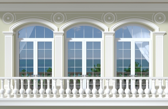 Sztukateria styropianowa w formie pilastrów zdobiąca okna tarasowe z łukami